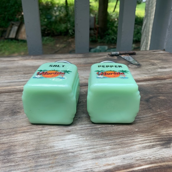 SOLD VINTAGE JADEITE Salt and Pepper Shakers - Picture 5 of 10